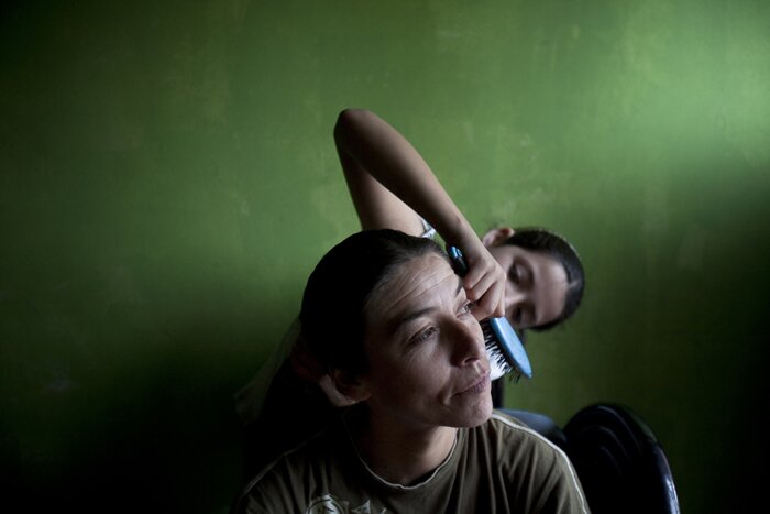 Cristóbal Olivares/VII mentor program. Yara peinandole el cabello a Karen en su casa. Santiago, Chile. 2011